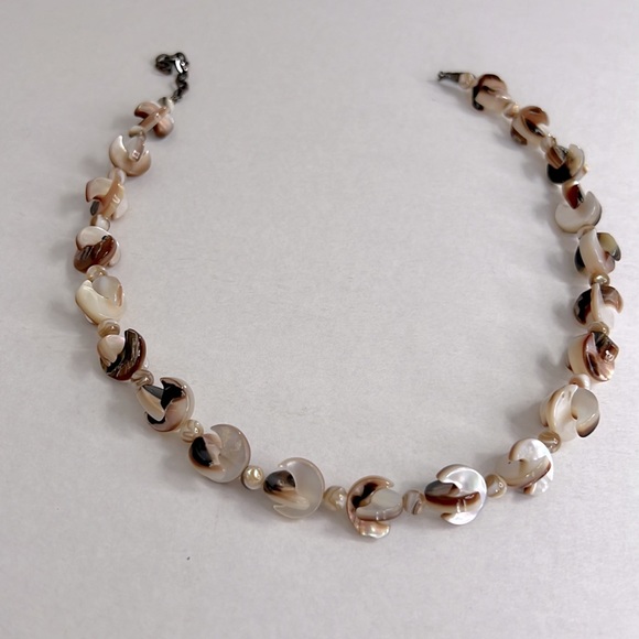 Newly Handmade Woman Necklace Shell with Moukite Beads - Picture 5 of 7